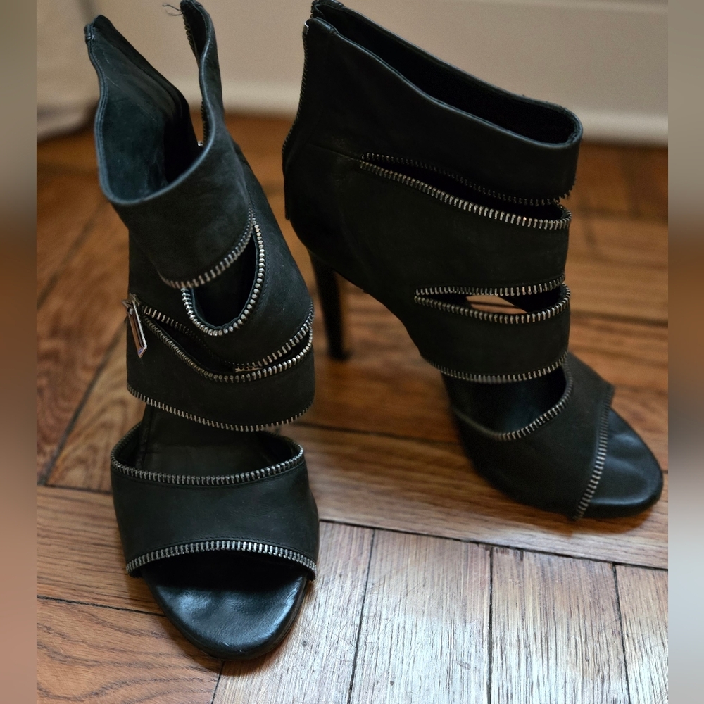 Black Zippered Vero Cuoio High Heeled Ankle Shoes